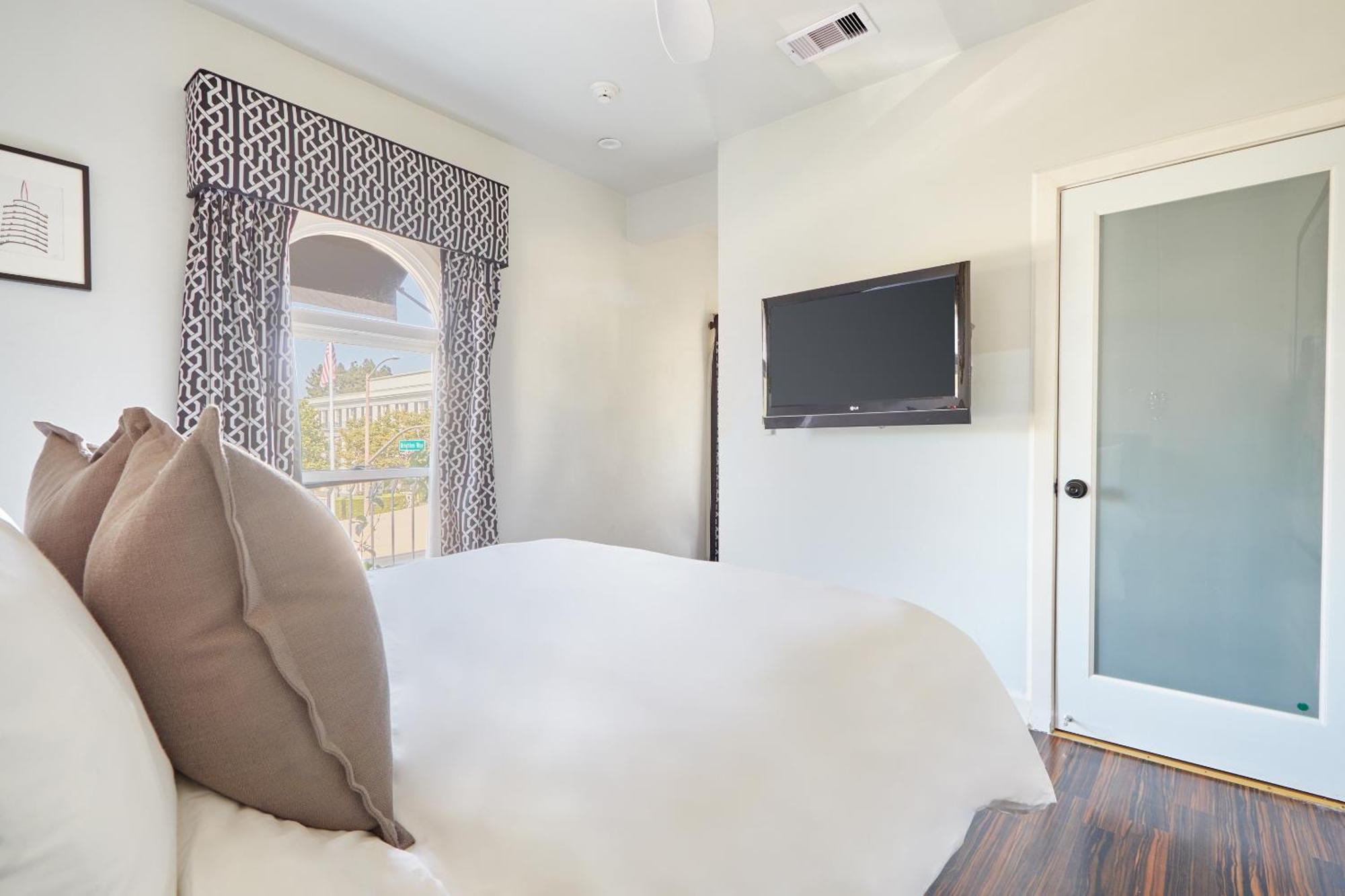 The Crescent Hotel Beverly Hills, Sonder Los Angeles Room photo